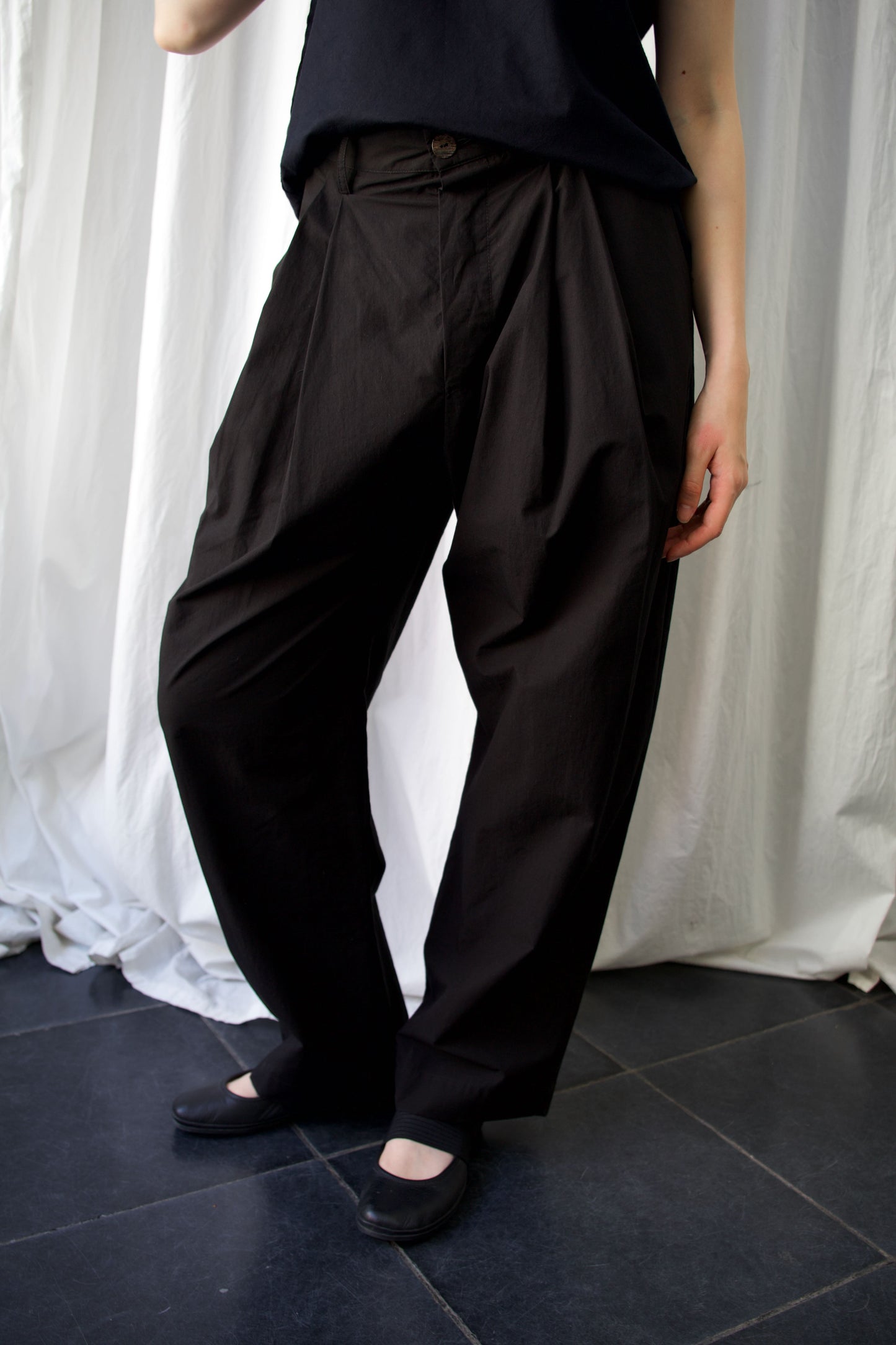 ARCHETYPE Billowing trousers in black cotton poplin (narrow)
