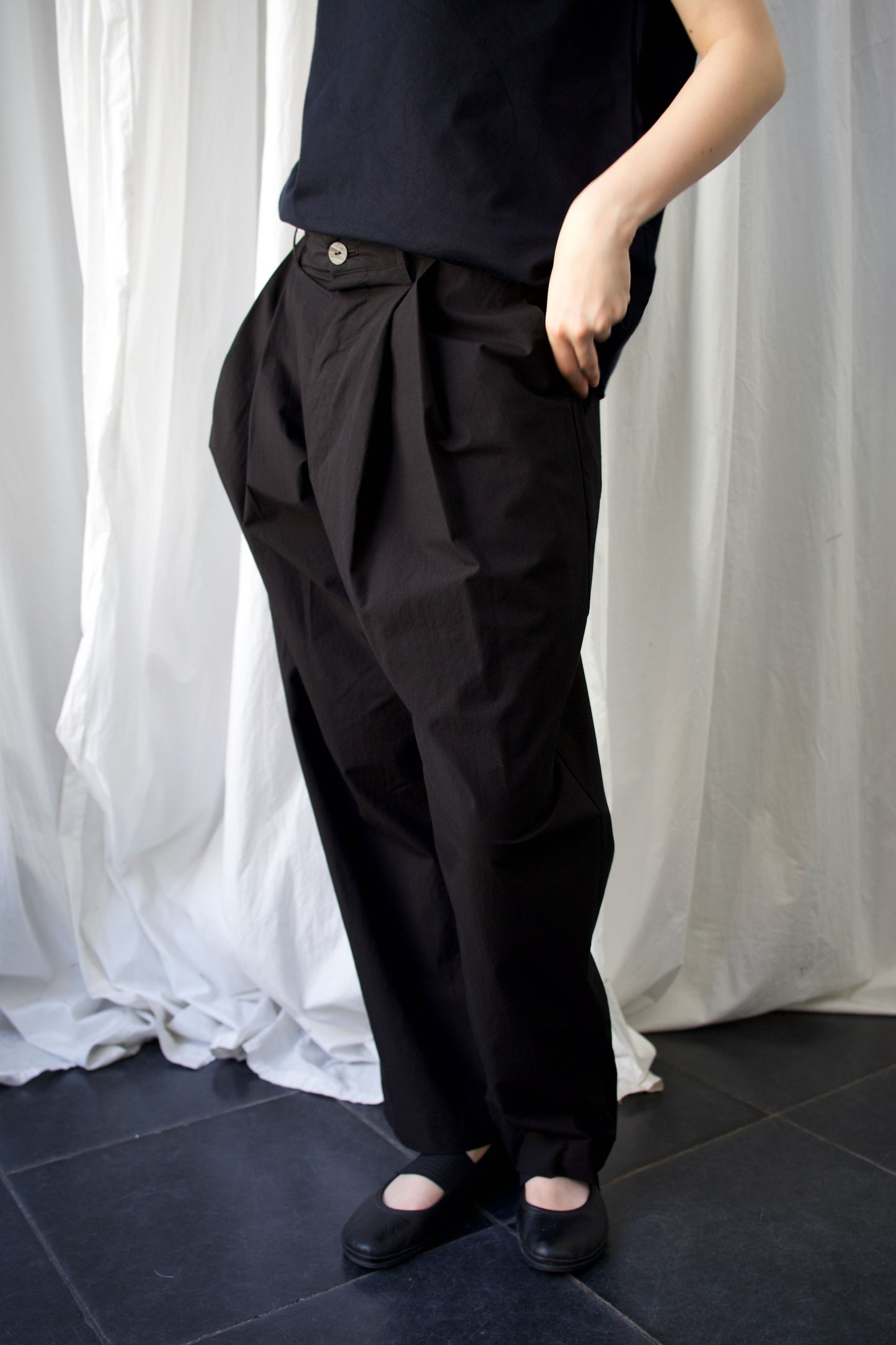 ARCHETYPE Billowing trousers in black cotton poplin (narrow)