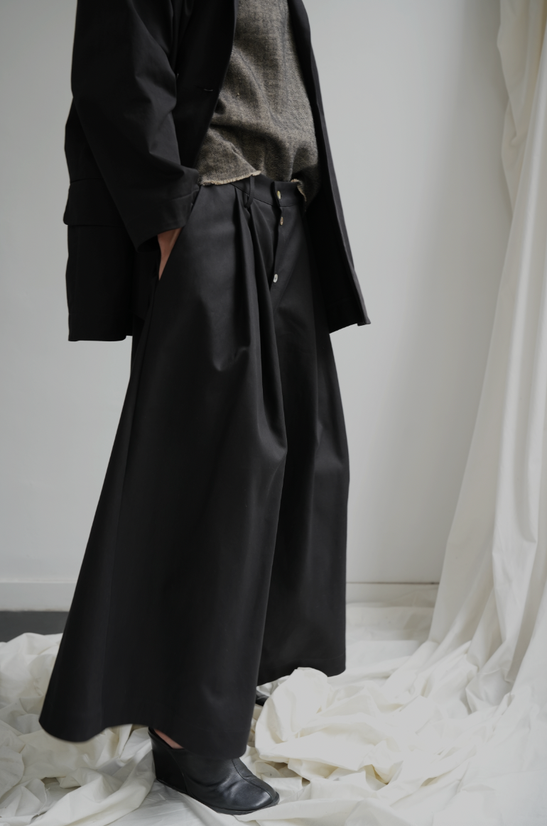 ARCHETYPE Billowing skirt in black twill cotton