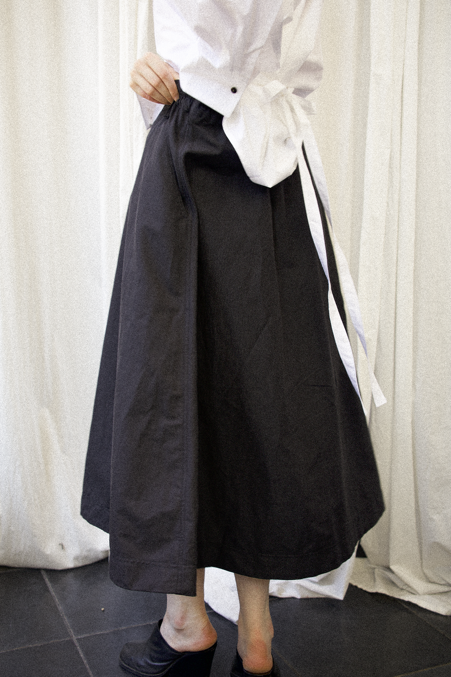 ARCHETYPE Wringing skirt in pinstriped anthracite cotton