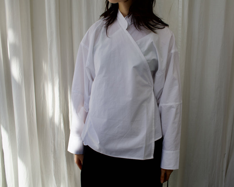 ARCHETYPE Enveloping top in white cotton poplin