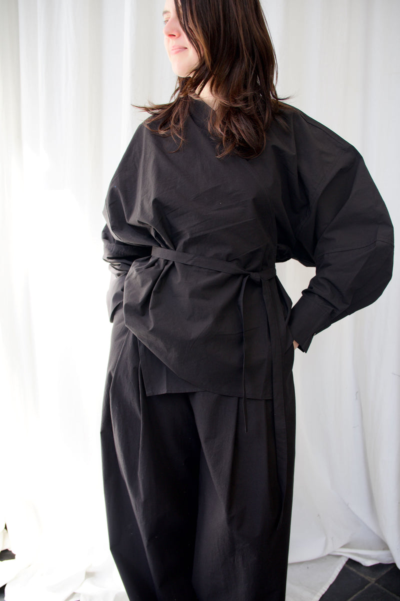 ARCHETYPE Enveloping top in black cotton poplin