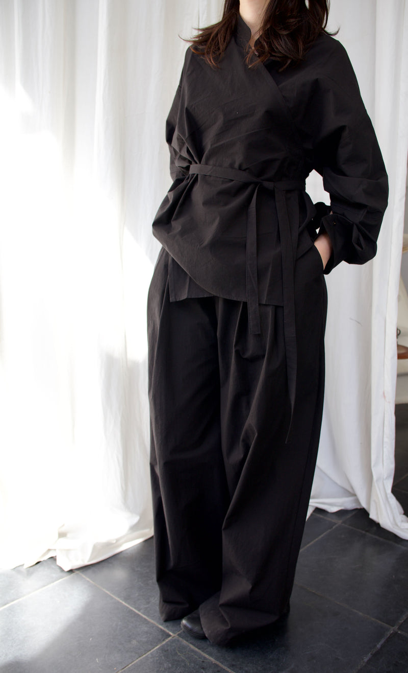 ARCHETYPE Enveloping top in black cotton poplin