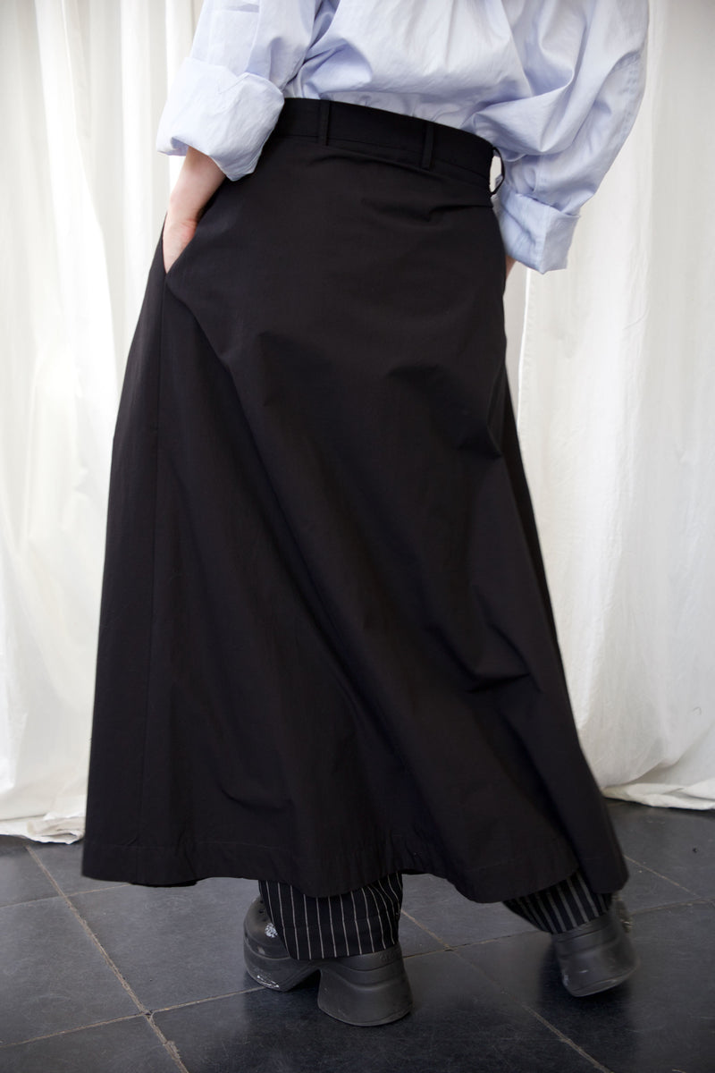 ARCHETYPE Billowing skirt in black cotton poplin