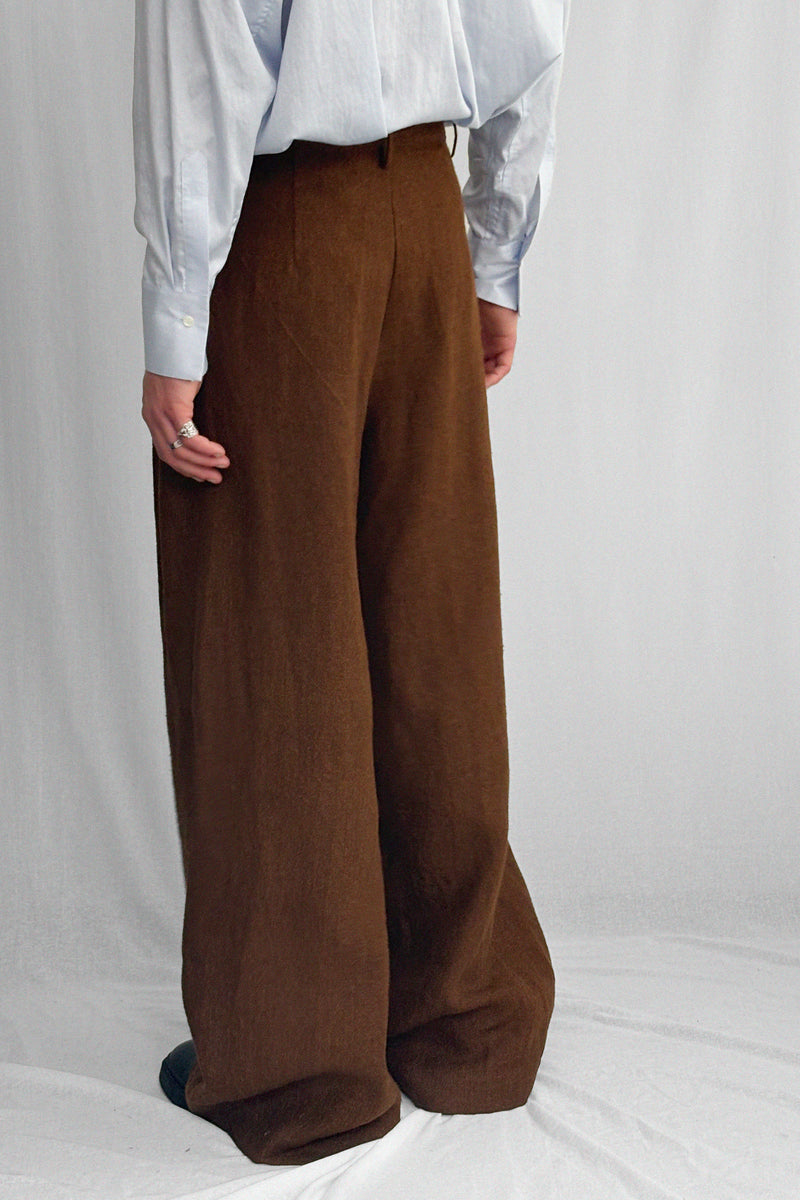 ARCHETYPE Billowing trousers in caramel linen