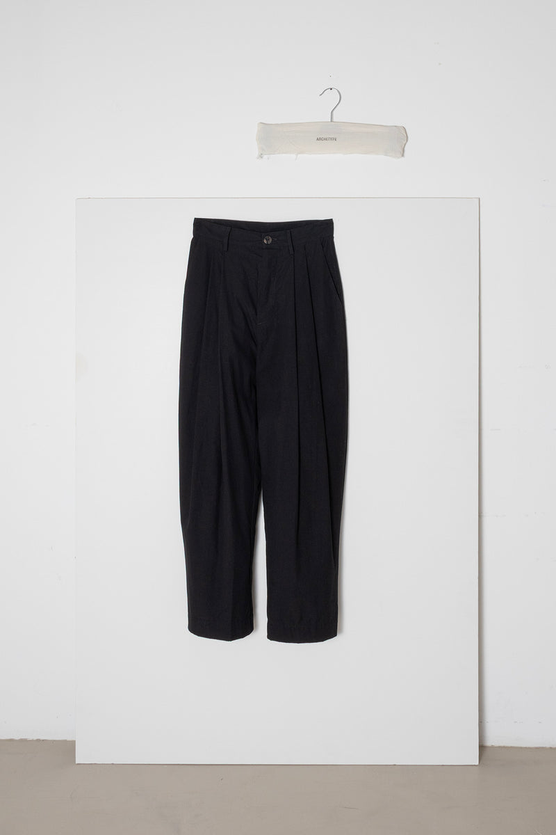 ARCHETYPE Billowing trousers in black cotton poplin (narrow)
